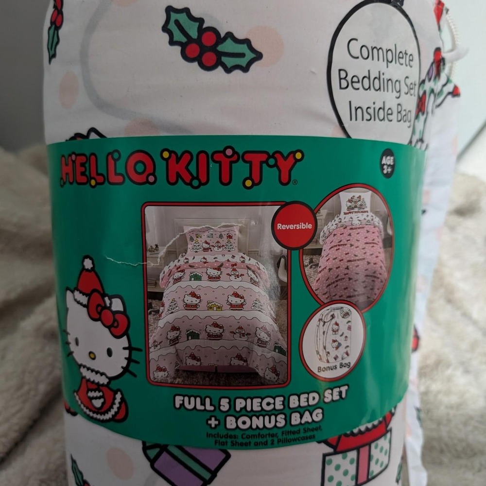 Hello Kitty Christmas bedding set with pink background featuring Hello Kitt